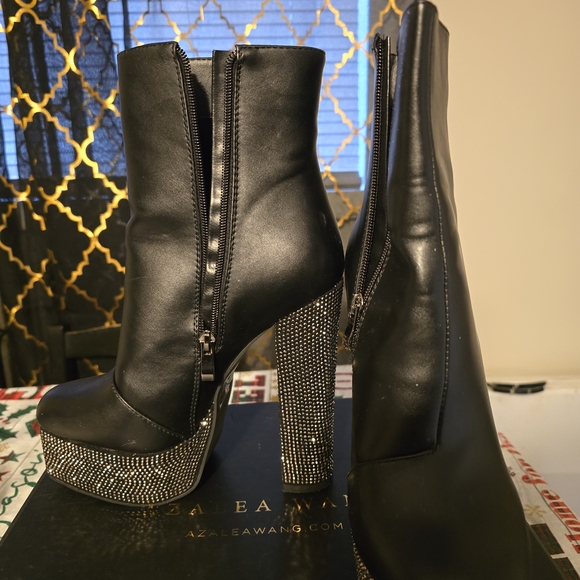 Chic Black Heeled Boots with Sparkling Accents - Picture 6 of 8